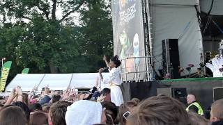 Noisettes Never Forget You Security Shoulder Ride Guilfest 2011 HD