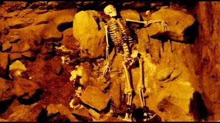 TROPSZTYN - zwłoki człowieka przykute do skały