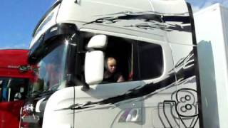 Girl parking Scania R620!