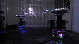 AC/DC - Back in Black em Bobinas de Tesla (Musical Tesla Coils)
