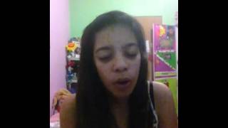 Karen cantando "corre corazón"
