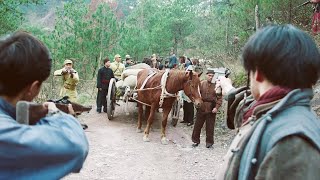 土匪攔路搶劫共軍糧車，卻不料背後突然出現一夥黑衣人，反被大殺特殺！ ️ 抗日