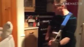 Когда мальчик какаду пристаёт к девочке какаду??????