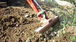 ratòx artigianale su NEUSON 1403 escavatore con benna rastrello