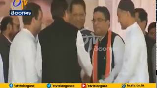 Modi was Busy Posing for Cameras When Jawans were Blown up in Pulwama | Rahul Gandhi