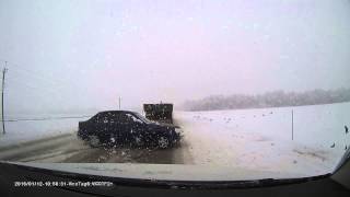 Черный Hyundai Accent валит боком
