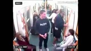 1 в метро против Толпы футбольных болельщиков