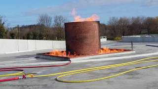 Démonstration d'une extinction de feu d'alcool avec les pompiers de l'école du feu de Jarnac