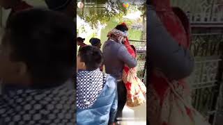 Ye vidai ho rahi hain ya dulhan ko kidnap karke le ja rahe hain.