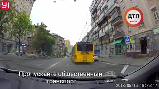 Пропускайте общественный транспорт! Там едет много людей И троллейбусам на улицах Киева точно сложн