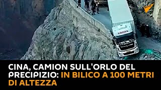 #Cina, camion sull'orlo del precipizio: in bilico a 100 metri di altezza