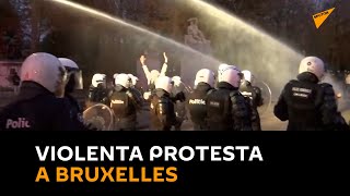 Protesta contro le misure Covid-19 diventa violenta a Bruxelles