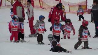 Angels learn to ski (HD)