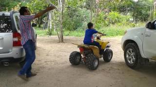 Juan esteban manejando cuatrimoto