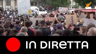 Manifestazione contro la brutalità della polizia a Parigi