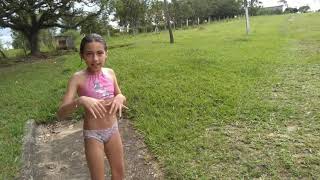 Quem correr mais rápido e depois pular na piscina ganha!