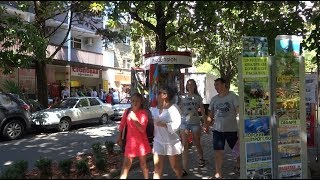 Жаркий август 2017, в тени t  + 34 °C. Улица Павлова в  Лазаревском, Сочи
