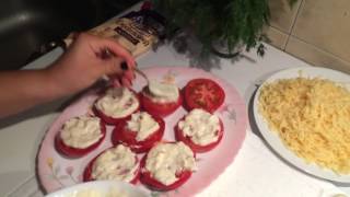 Салат из Помидор с чесноком и майонезом и сыр . Что приготовить на ужин