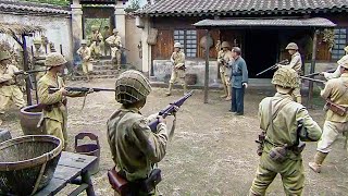 幾十個日軍包圍農村老漢，逼他說出共軍士兵下落！