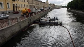 В центре Петербурга бензовоз с 20 тонами мазута упал в канал