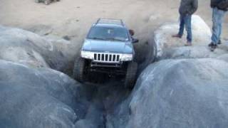 Grand Cherokee WJ  fails and crunches in V-Crack at Moonrocks