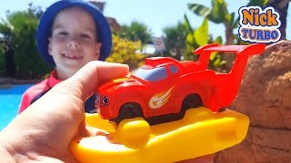 Игрушки Вспыш для воды на водных колесах с Эй-Джеем и Вспыш – катамаран. Toy Blaze. Fun video