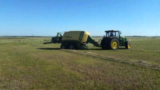 Трактор John Deere 6135B c пресс-подборщиком KRONE BiGPak 1270.