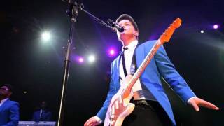 Bruno Mars hot funny dancing in Hawaii