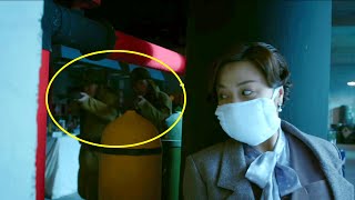 女特工混進日軍生化工廠研究病毒，卻沒想到手滑弄出動靜被守衛發現！