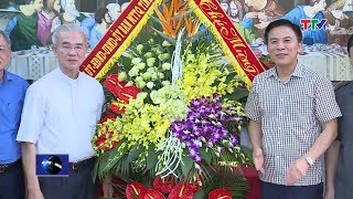 Phó Bí thư Thường trực Tỉnh ủy Thanh Hóa Đỗ Trọng Hưng chúc mừng Linh mục Trần Xuân Mạnh