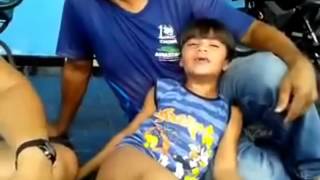 Garoto tirando o bicho de pé...Eu vou desmaiar...ai meu colesterol! kkk