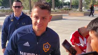 Chicharito firma autógrafos a aficionados después de su primer entrenamiento con el LA Galaxy