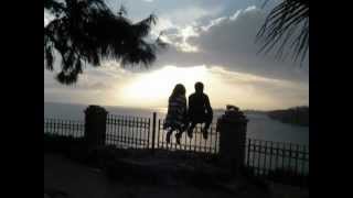 Романтика .Влюбленные любуются закатом.the lovers are admirihg the sunset