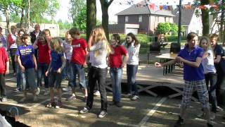 Groep 8 van Adam danst Black Eyed Pees.....