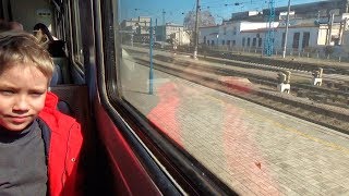 ЭЛЕКТРИЧКА и МЕТРО - Что быстрее? Покатаемся на поезде и на метро и проверим. Видео для детей