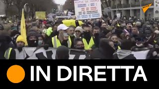 Parigi: gilet gialli contro le misure e le politiche economiche del COVID