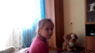 °•Алиса играет в 'Твистер'•°