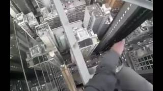YÜKSEK YERDE TEHLİKELİ HAREKETLER YAPAN ADAM