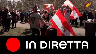 Manifestanti anti-lockdown protestano nelle strade di Vienna