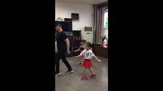 папа классно танцует с дочками  (shuffle dance)