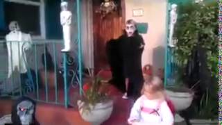 Hermana Defiende A Su Hermano