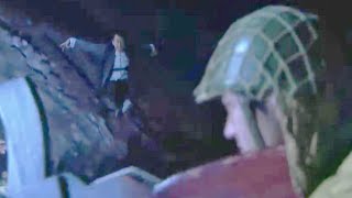日軍機槍手只顧朝前射擊，絲毫沒注意到側面飛出來的功夫大師，下一秒就讓他悲劇！