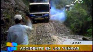 INCREIBLE: CAMINO A YUNGAS: Bus se embarranca y es filmado en vivo