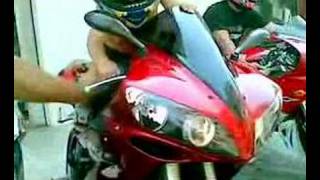 Edu rugiendo una yamaha r1