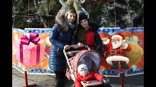 Ирочка ищет ПОДАРОК под ЕЛКОЙ Андрюша катается на НОВОЙ КОЛЯСКЕ Наш Обычный День