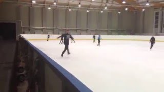 Лёша Мелёхин 3 круга на коньках на 1 ноге