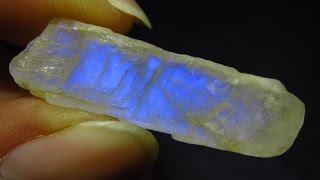 (RM26) 35,8Cts BAHAN Biduri Bulan biru laut,100% NATURAL ROUGH BLUE SPARKLING RAINBOW MOONSTONE