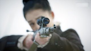 太強了！共軍女狙擊手一槍命中高速移動的日軍卡車，奪走一整車的軍火！