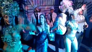 Surpresa festa de casamento com bateria de escola de samba