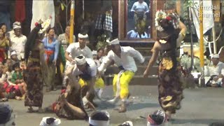 Jatuh Terkapar hampir kelihatan ( Tari Sisya Calonarang Padang Sambian )